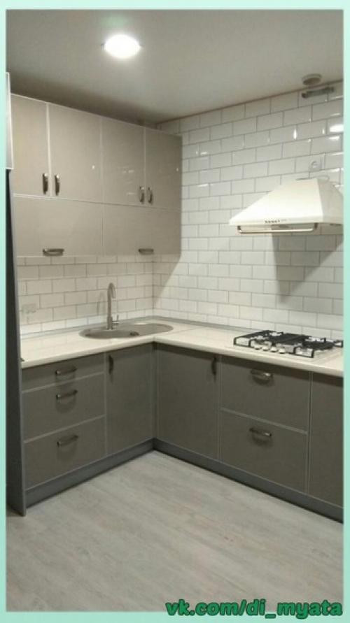 Просторная кухня. В нейтральных цветах. 01