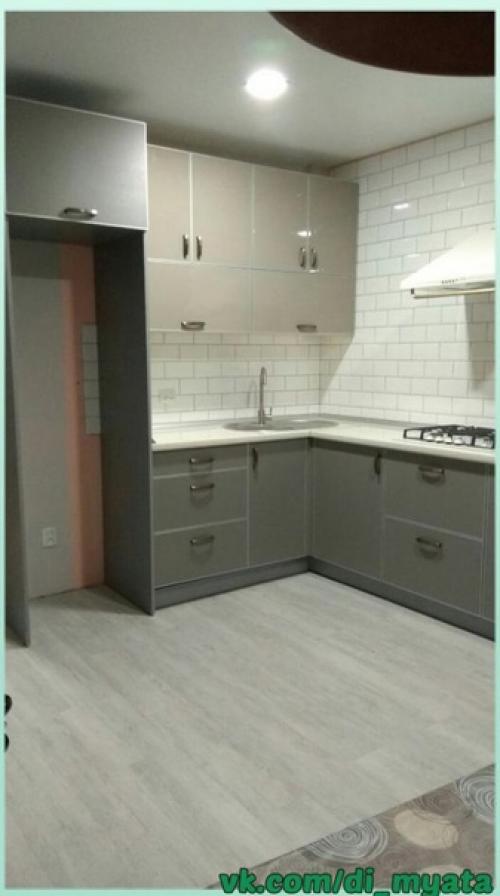 Просторная кухня. В нейтральных цветах. 02