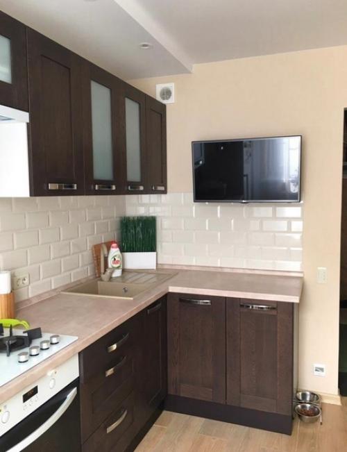 Небольшая кухня. Простая, но симпатичная.