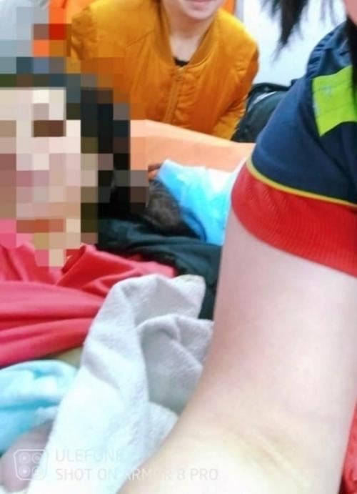 Шестнадцатилетняя школьница родила третьего ребёнка преждевременно, прямо в машине скорой помощи. 01