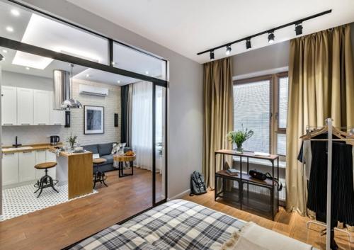 Очень современная студия со стеклянными перегородками. 02