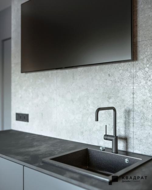 Кухня выполнена в минималистичном стиле за счет использования встроенных решений и минимума предметов декора. 05