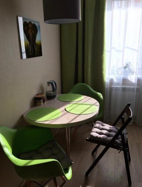 Небольшая кухня. Простая, но симпатичная. 03