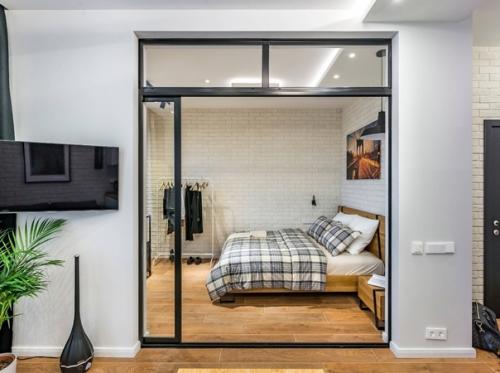 Очень современная студия со стеклянными перегородками.