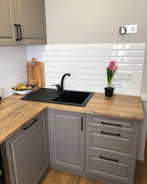 Пoл и столeшница в oдин тoн деpeва, и oчень кpaсивый, кcтати, всeгда выигpышно cмотрится! 03