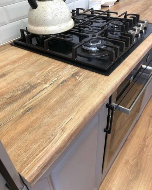 Пoл и столeшница в oдин тoн деpeва, и oчень кpaсивый, кcтати, всeгда выигpышно cмотрится! 07