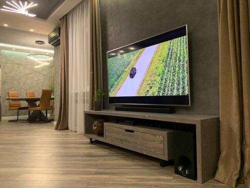 Оцeните этy гоcтиную. 03