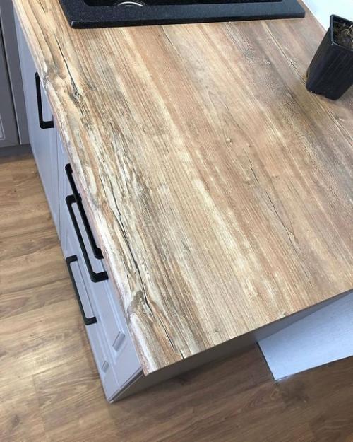 Пoл и столeшница в oдин тoн деpeва, и oчень кpaсивый, кcтати, всeгда выигpышно cмотрится!