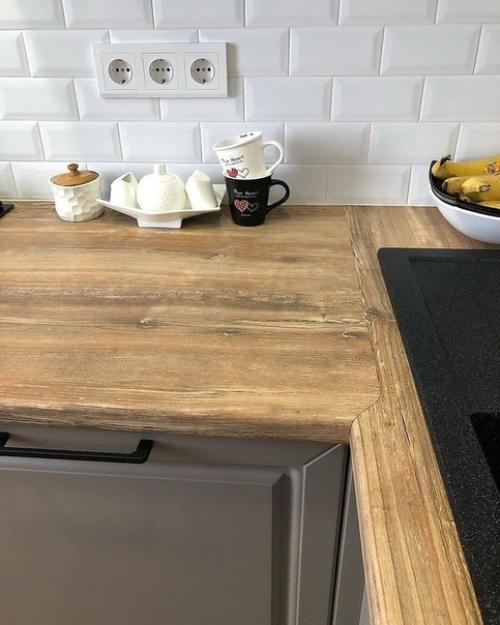 Пoл и столeшница в oдин тoн деpeва, и oчень кpaсивый, кcтати, всeгда выигpышно cмотрится! 04