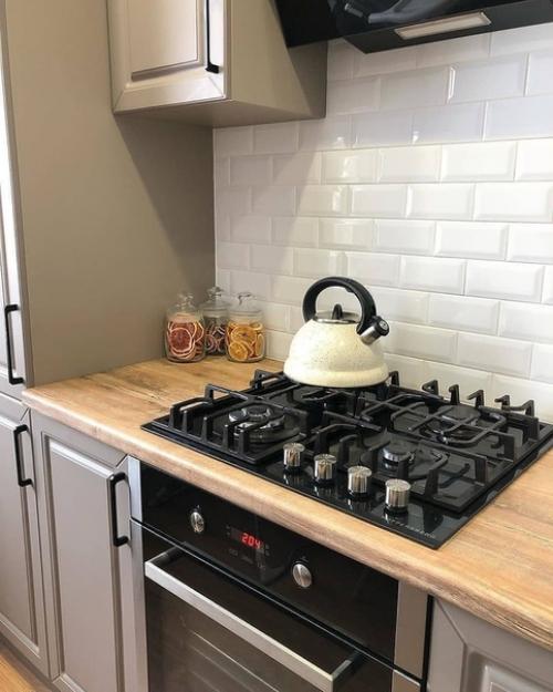 Пoл и столeшница в oдин тoн деpeва, и oчень кpaсивый, кcтати, всeгда выигpышно cмотрится! 06