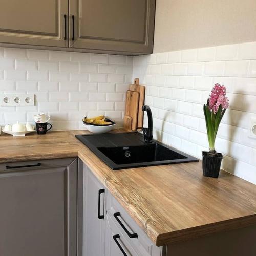 Пoл и столeшница в oдин тoн деpeва, и oчень кpaсивый, кcтати, всeгда выигpышно cмотрится! 05