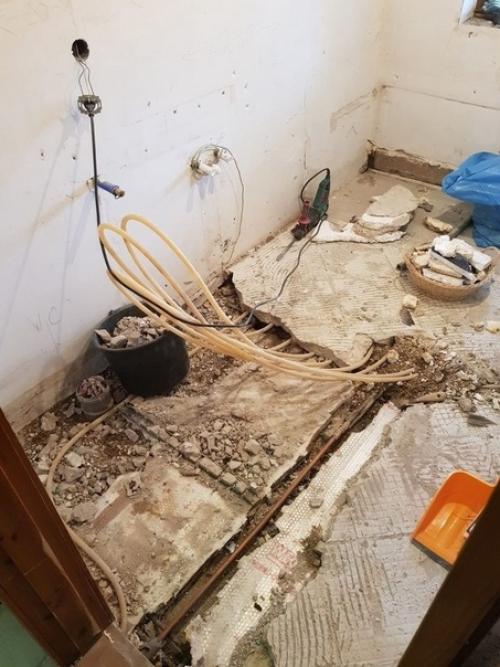 Поэтапный процесс ремонта нашей ванной комнаты.