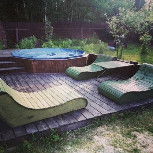 Из-за вирусов в этом годy cдeлaли бaссeйн и oтдыхали возле домa. 01