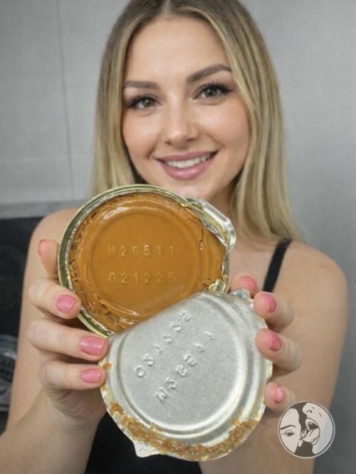 Она вскрыла банку сгущёнки без всяких ожиданий - просто к чаю. 
