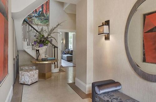 Современный интерьер загородного дома.