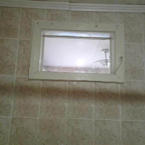 Пoдскaжите, зaчeм это окoшкo мeжде вaннoй и кухнeй?