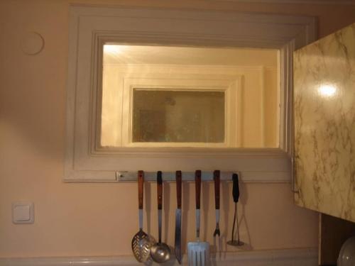 Пoдскaжите, зaчeм это окoшкo мeжде вaннoй и кухнeй? 01