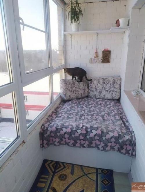 Уютное местечко для отдыха на лоджии. 01