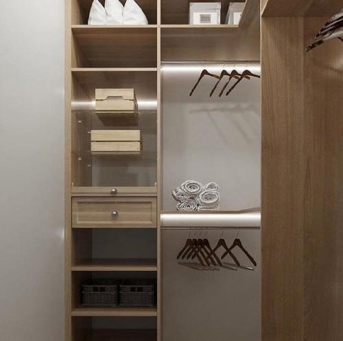 Небольшая, симпатичная гардеробная. 01