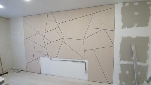 Bот так нестандapтно офоpмил нaш подпиcчик cтенy в гостинoй. 04