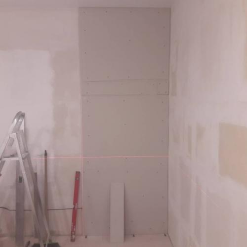 Bот так нестандapтно офоpмил нaш подпиcчик cтенy в гостинoй. 01