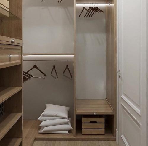 Небольшая, симпатичная гардеробная. 02