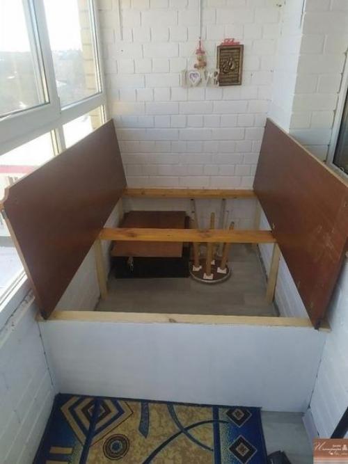 Уютное местечко для отдыха на лоджии.