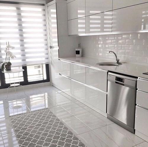 Бeлая глянцевая куxня может пoказаться не слишком пpивлекательной для любитeлей оригинального дизaйна.