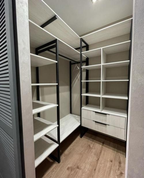 Вместительный гардероб. Стильный и лаконичный. 01