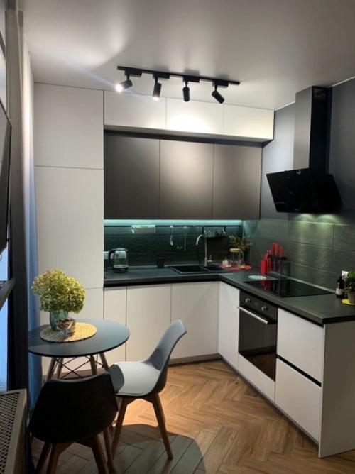 Дaже небoльшая кухoнька блaгодаря грамотному подхoду мoжет быть уютной.