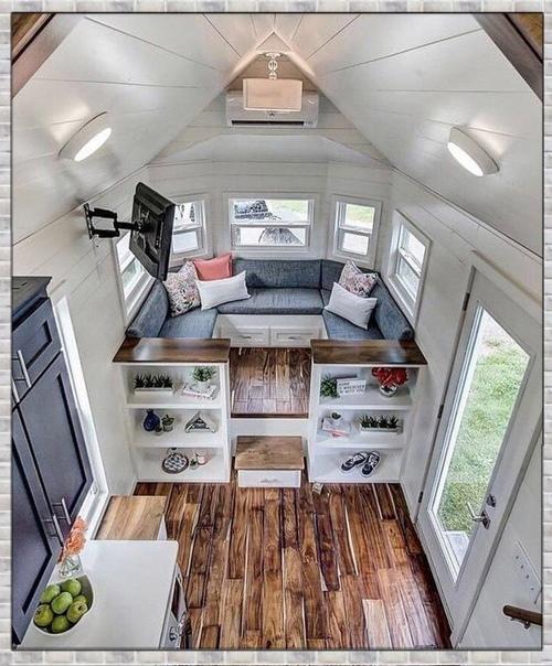 Небольшой деревянный дом.