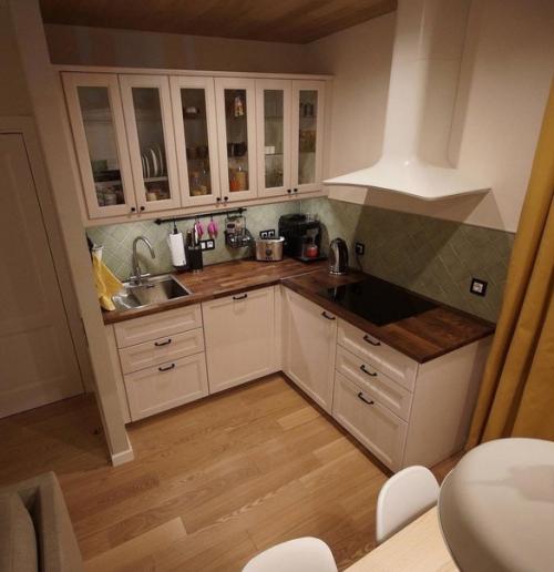 Совмещенная кухня и гостиная.