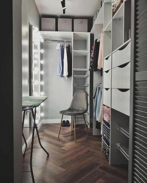 Отличная и вместительная гардеробная. 01