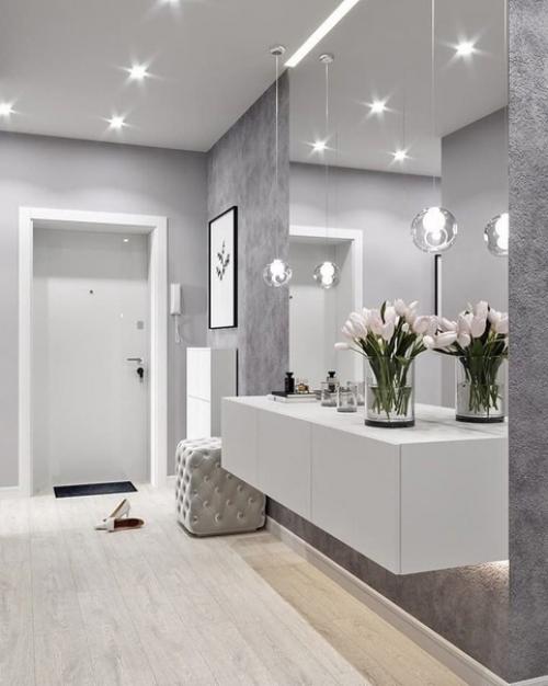 Два варианта прихожих в теплых и холодных тонах.