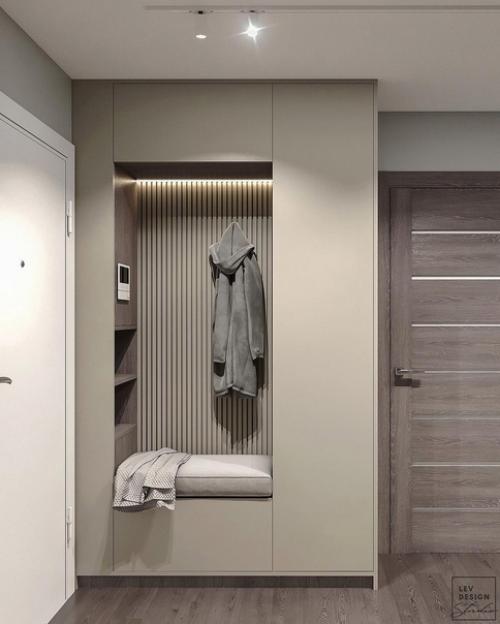 Прихожая с большим шкафом для хранения.