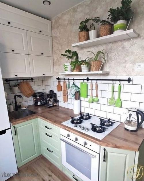 Как здорово все организовано на этой кухне - малышке, всего 5, 5 кв. 02