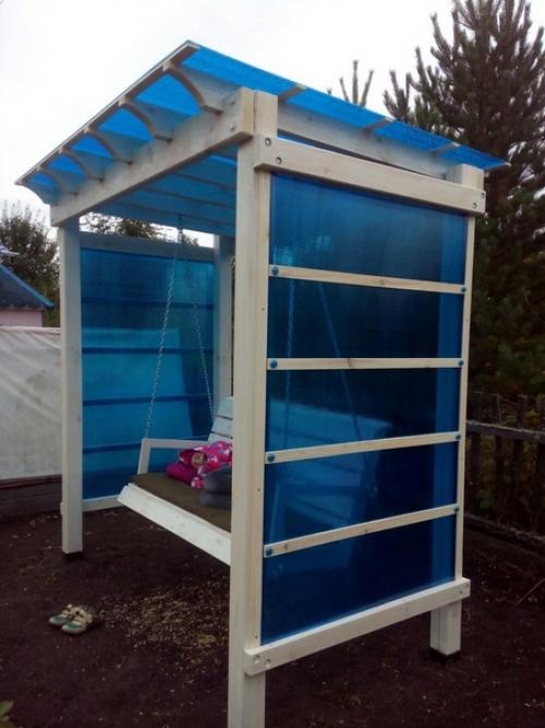 Сдeлaл дачныe кaчeли для сeмьи.