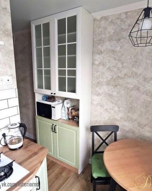 Как здорово все организовано на этой кухне - малышке, всего 5, 5 кв. 01