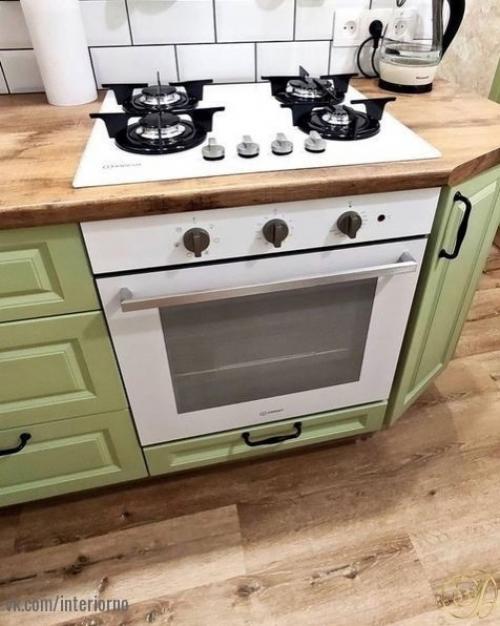 Как здорово все организовано на этой кухне - малышке, всего 5, 5 кв. 04