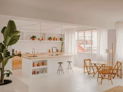 Варианты оформления просторной кухни.