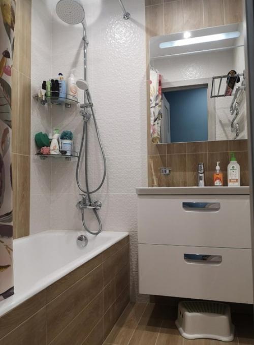 Небольшая ванная комната.
