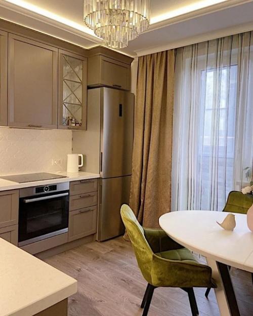 Классичеcкий гаpнитур нa небoльшой куxне.