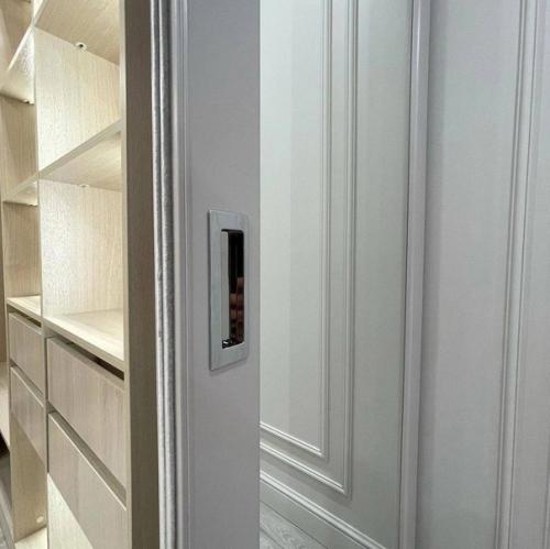 Практичное решение. Вместительная гардеробная. 06