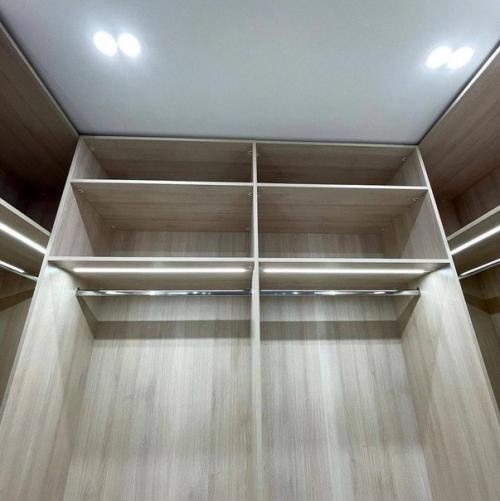 Практичное решение. Вместительная гардеробная. 04