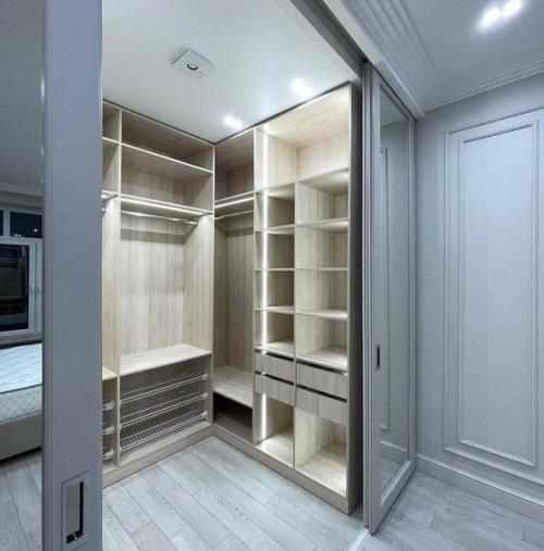 Практичное решение. Вместительная гардеробная. 02