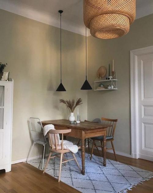 Интерьер кухни. С красивой обеденной зоной.