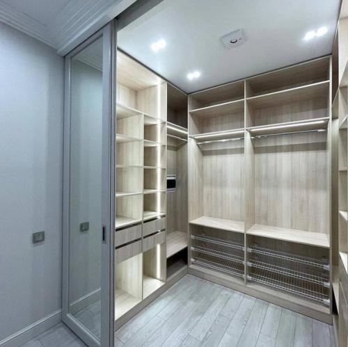 Практичное решение. Вместительная гардеробная. 03