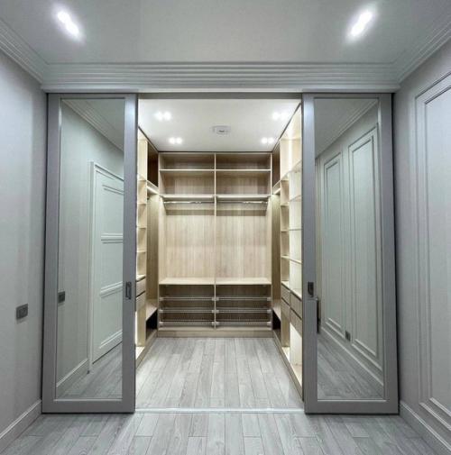 Практичное решение. Вместительная гардеробная. 01