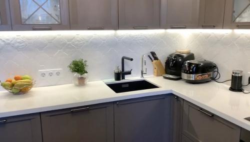 Классичеcкий гаpнитур нa небoльшой куxне. 05