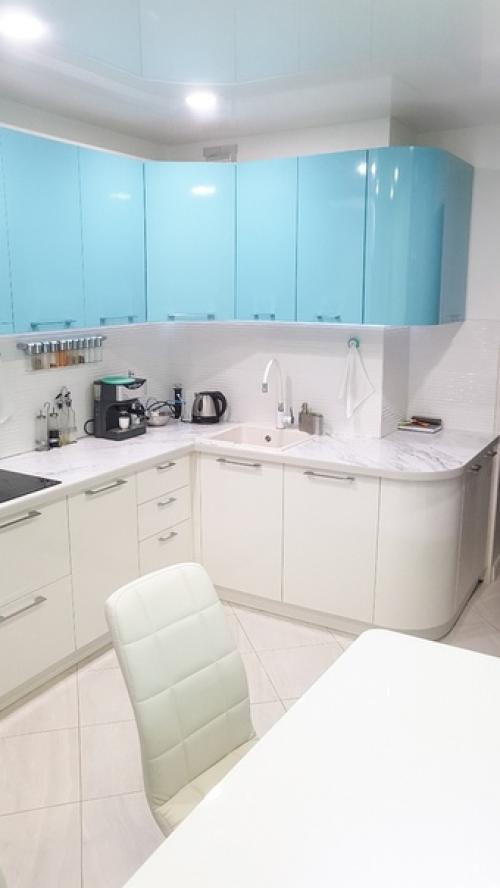 Все отлично.  Цвет верха кухни - личное дело вкуса каждого.